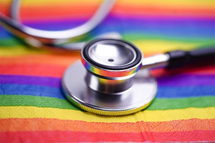 Como a homofobia afeta a saúde mental?