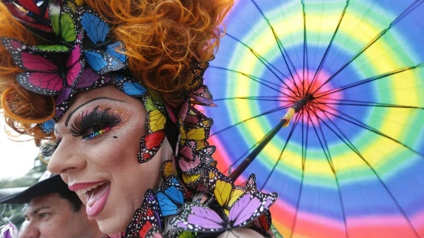 Qual a diferença entre travesti e gay?