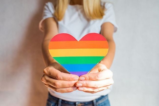 Como Apoiar um Amigo ou Familiar Gay ou Travesti