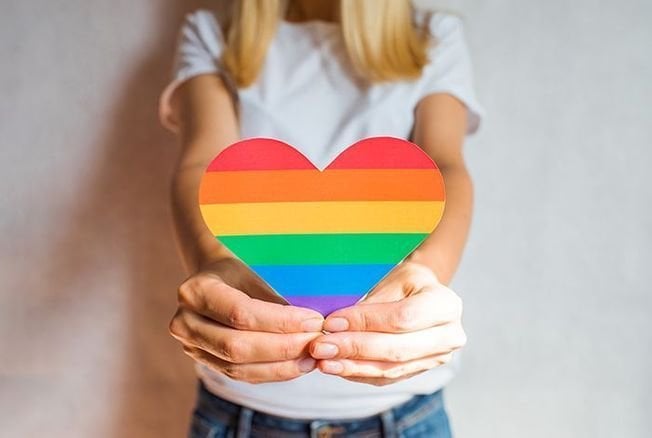 Como Apoiar um Amigo ou Familiar Gay ou Travesti