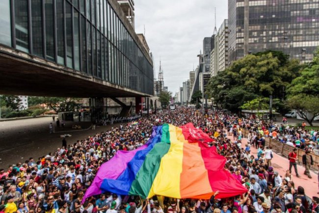 Qual a diferença entre travesti e gay?