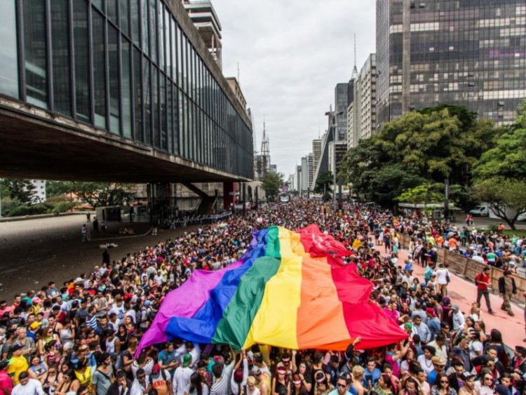 Qual a diferença entre travesti e gay?