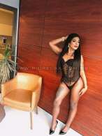 Kayla Romana - Transex Rio de Janeiro - anuncio Kayla Sua Acompanhante de Luxo no Rio Sou Kayla Oliveira, uma transexual carioca, preta, dotada, delicada e extremamente sedutora. Feminina, educada e charmosa, sei como transformar nossos encontros em experiências únicas, intensas e inesquecíveis.O que você pode esperar comigo:		Atendimento de alto nível, com discrição e segurança garantidas.		Sou versátil: posso ser tanto ativa quanto passiva, sempre sem frescuras.	Sexo oral com garganta profunda, envolvente e sem pressa.Realizo fetiches, sado (duro ou suave), beijo negro e chuva dourada.	Adoro explorar fantasias e jogos de disfarces, trazendo ousadia e prazer para cada momento. Além dos encontros presenciais, também o